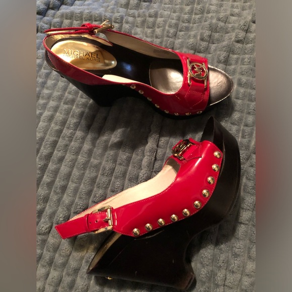 LIKE NEW MICHAEL KORS SLINGBACK WEDGE PATENT LEATHER SANDALS - Picture 9 of 12